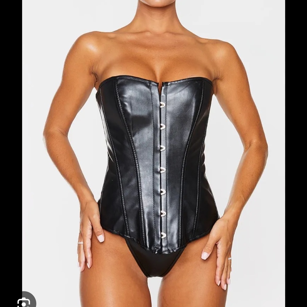 PrettyLittleThing Black Strapless Bodysuit